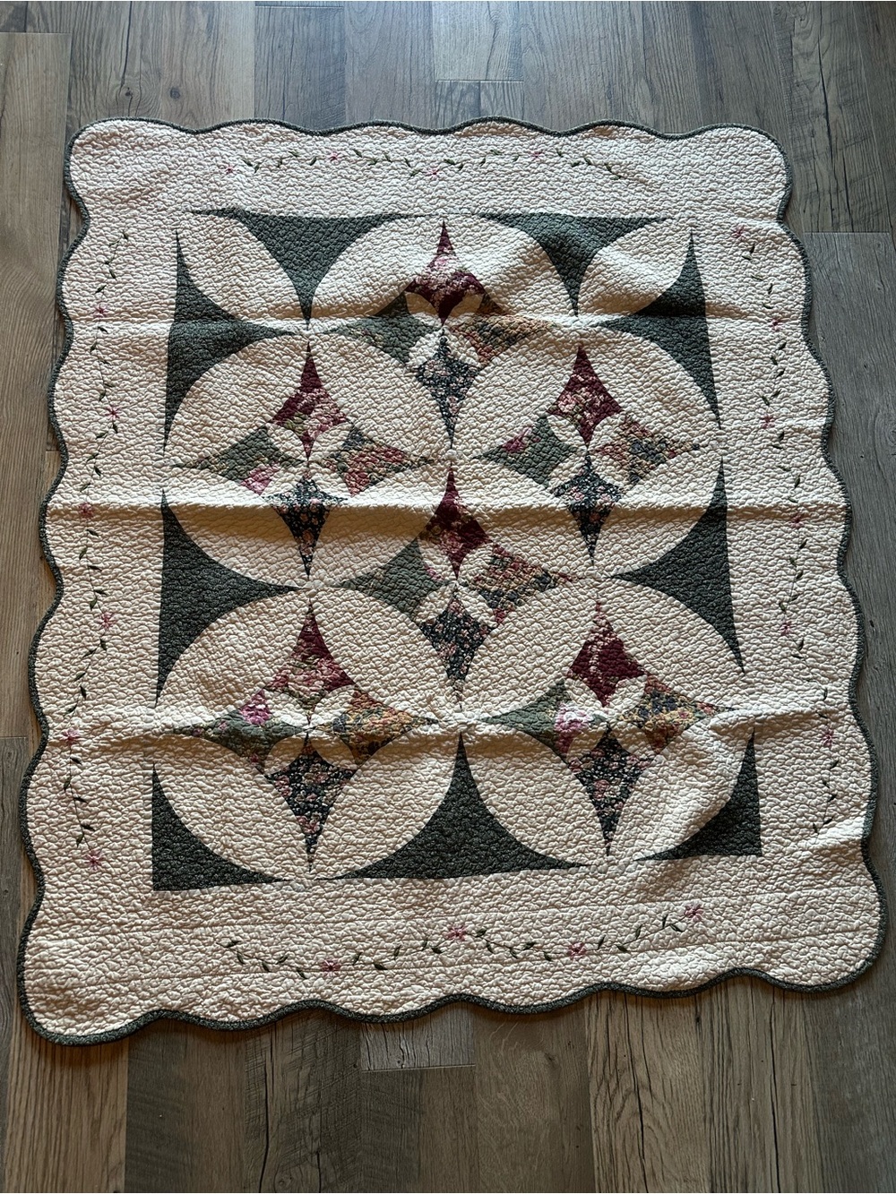 Vintage Patchwork HomeTex Quilted Floral Throw Blanket Cream with Green Trim - Picture 3 of 5